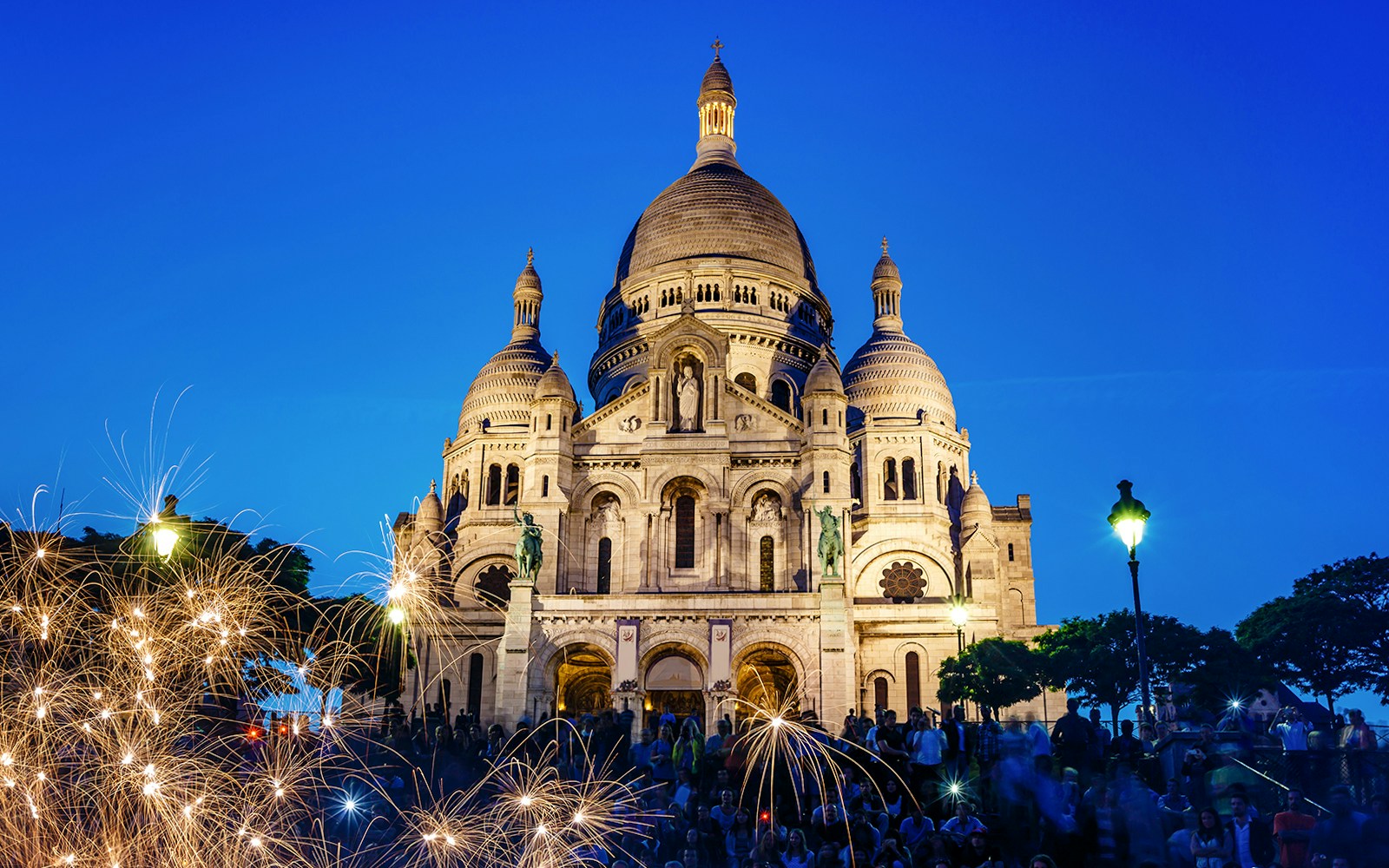 Attend Christmas Eve services at Sacré-Cœur