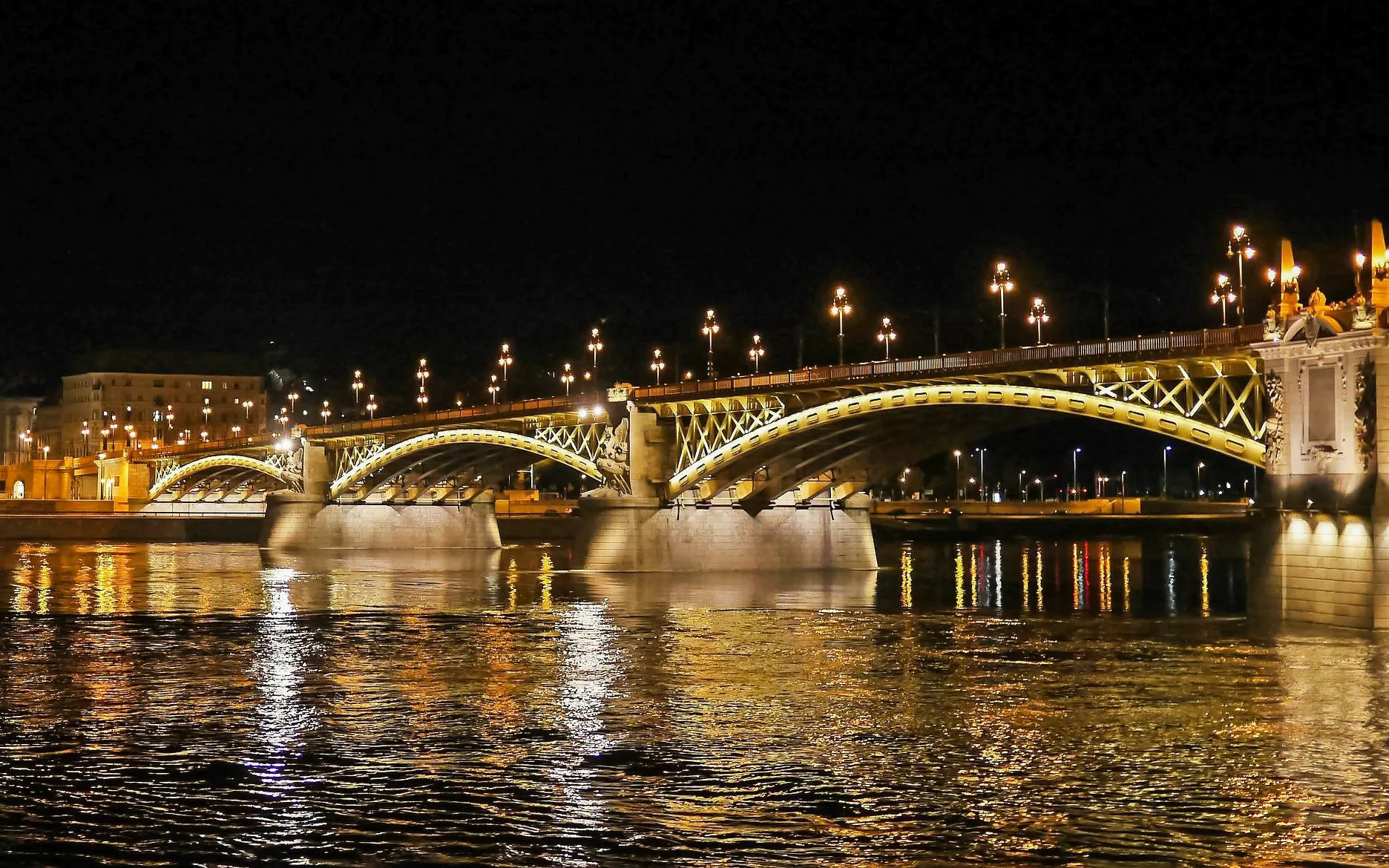 abendliche sightseeing-bootsfahrt auf der donau in budapest mit optionalen getränken-7