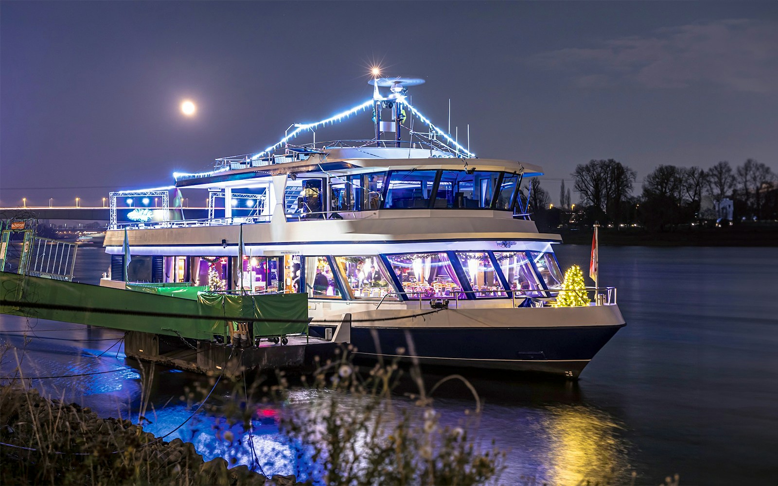 Cologne Advent tour with festive music, featuring illuminated Cologne Cathedral and Christmas market.