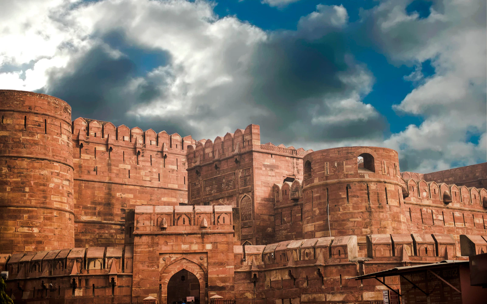 Taj Mahal Private Guided Tour From Jaipur with Fast-Track Entry