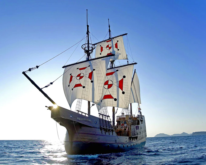 Dubrovnik: Game of Thrones Cruise with Cocktail & Old Town Walking Tour