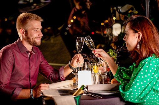 Cruzeiro Bateaux Parisiens com jantar no rio Sena com menu francês premium