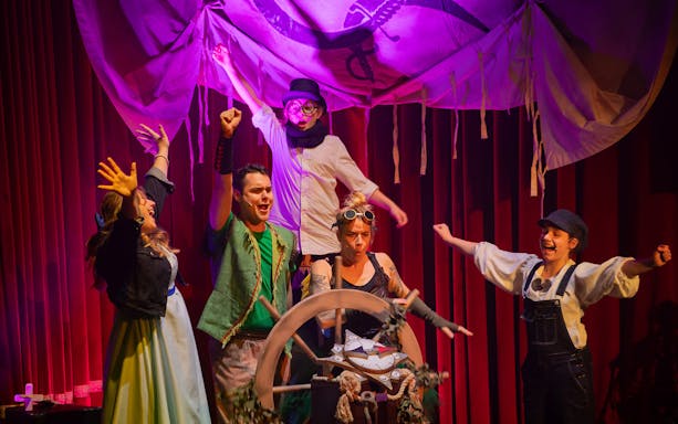 Performers on stage in a vibrant scene from Zimt & Zauber: THE WIZARD OF OZ.