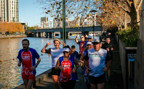 passeio de corrida ao nascer do sol em melbourne, ao longo do rio yarra, com café depois da corrida-1
