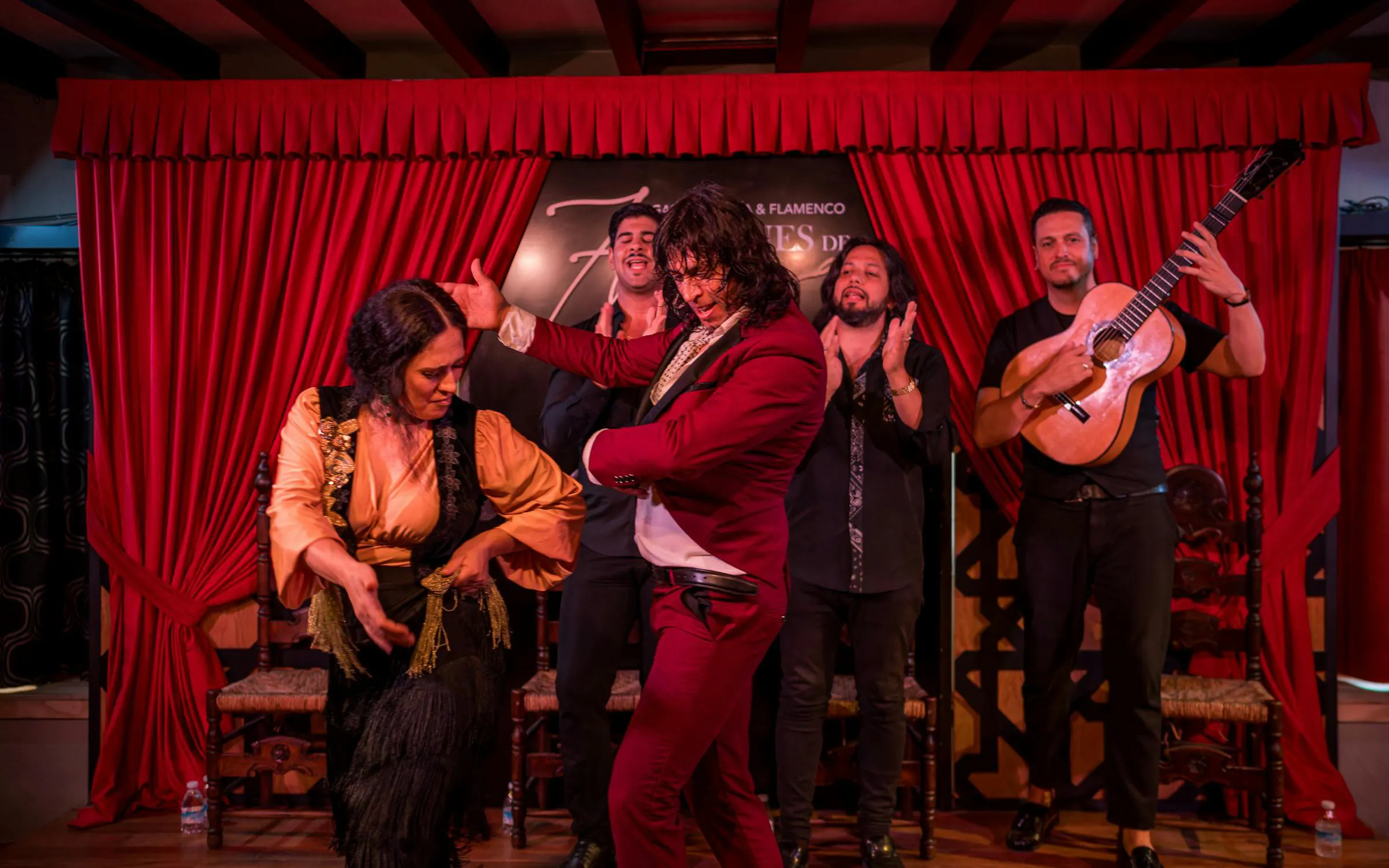 Flamenco dancers and musicians performing at Tablao Jardines de Zoraya.