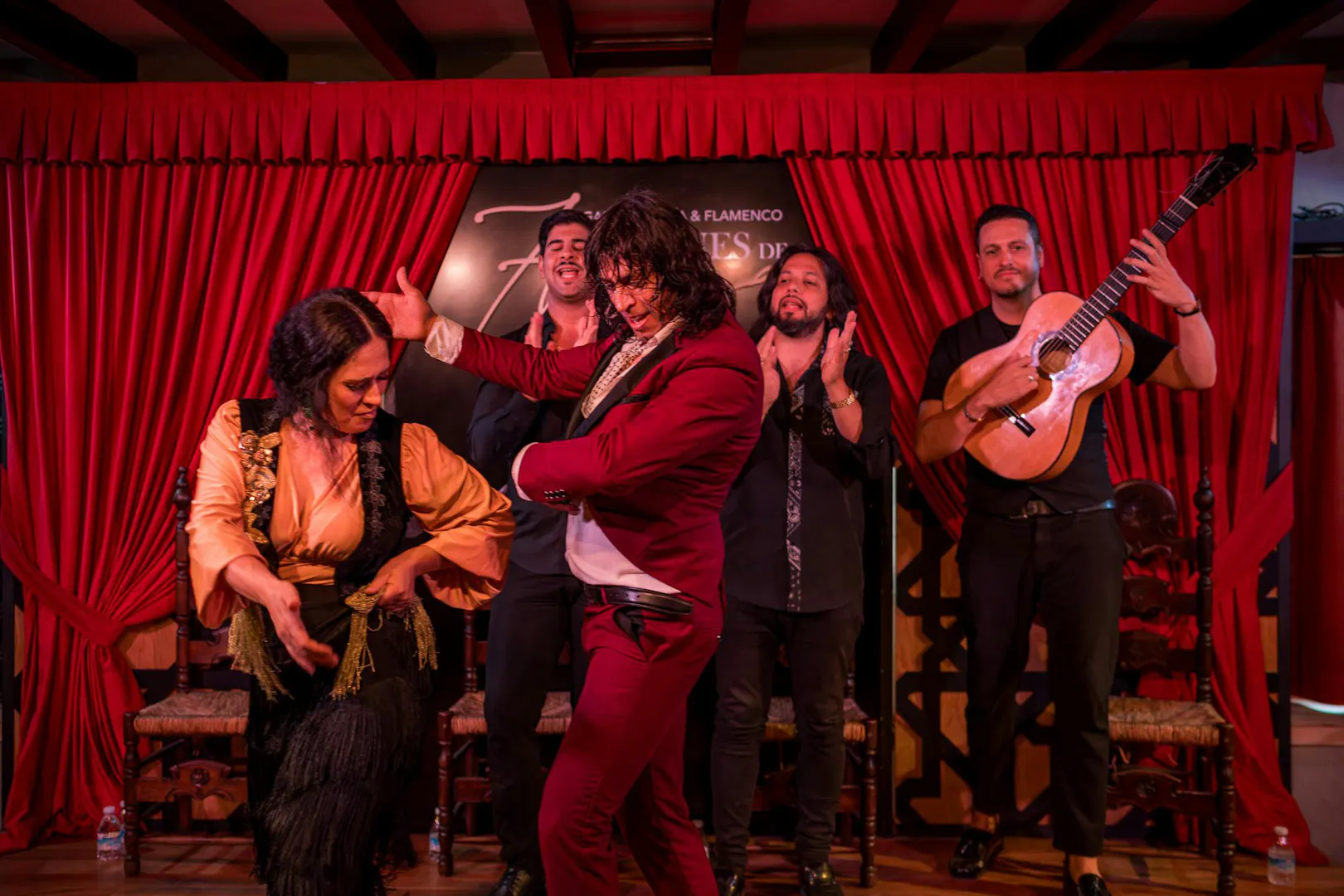 Flamenco dancers and musicians performing at Tablao Jardines de Zoraya.