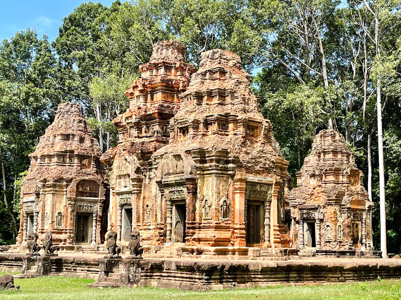 1-Day Angkor Temples Tour with French Guide – Small Group (Max 6)