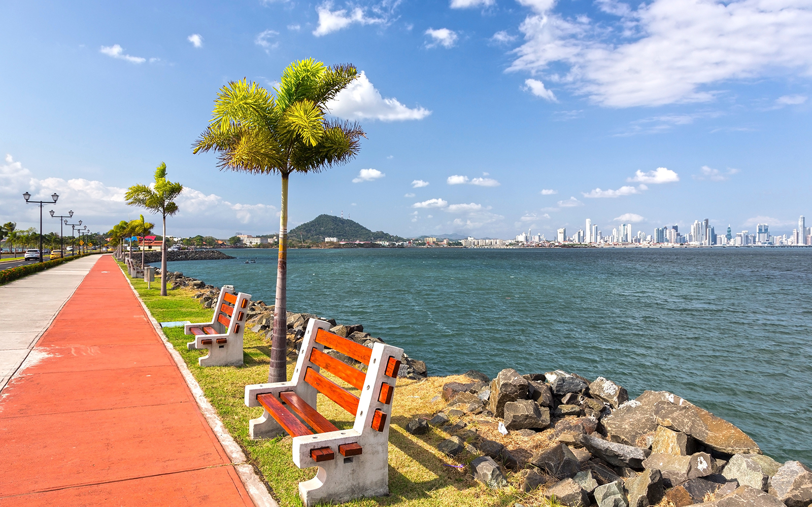 Edificios del Downtown Amador con un banco y la playa al fondo.