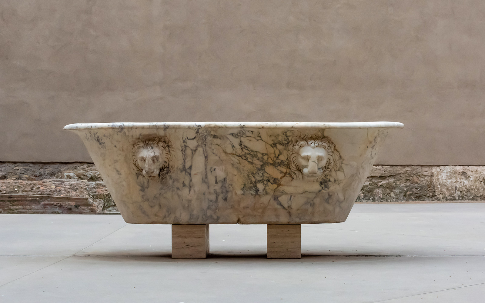 Castel del Monte bath