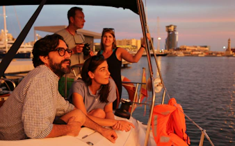 crucero al atardecer en velero en grupo pequeño con bebidas y tapas-3