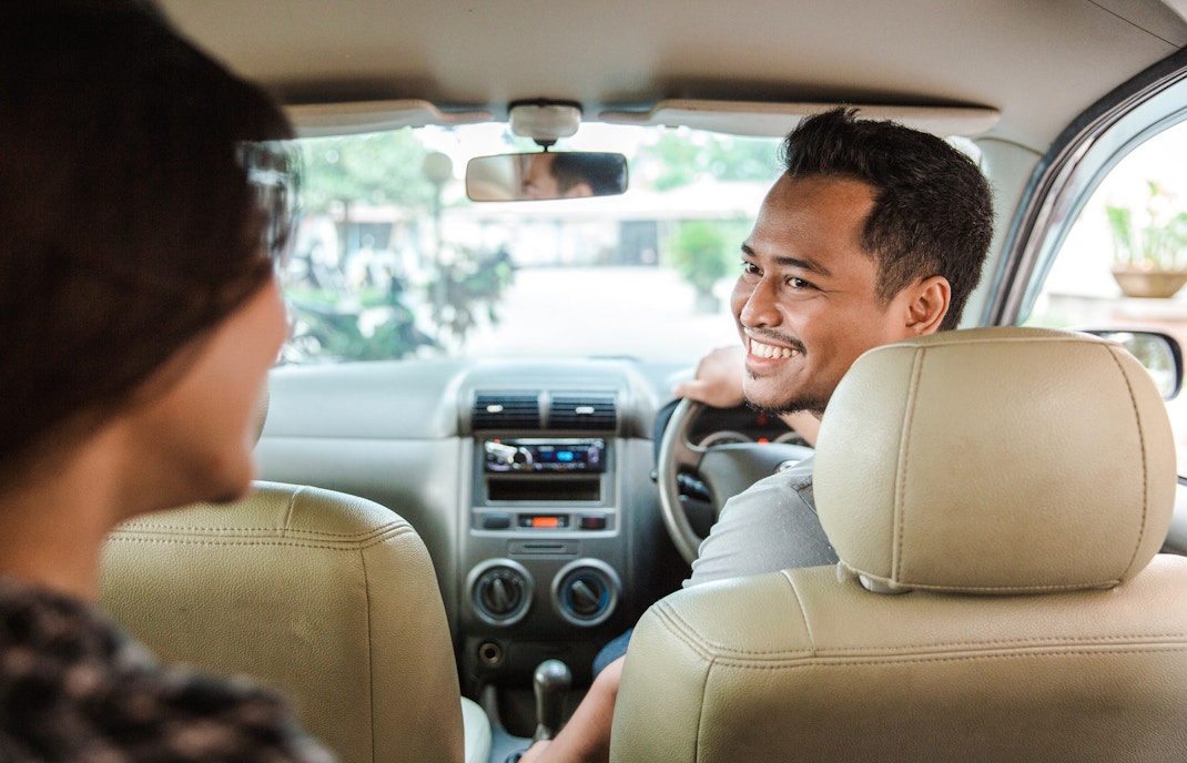 Persona sentada en un taxi en Phuket