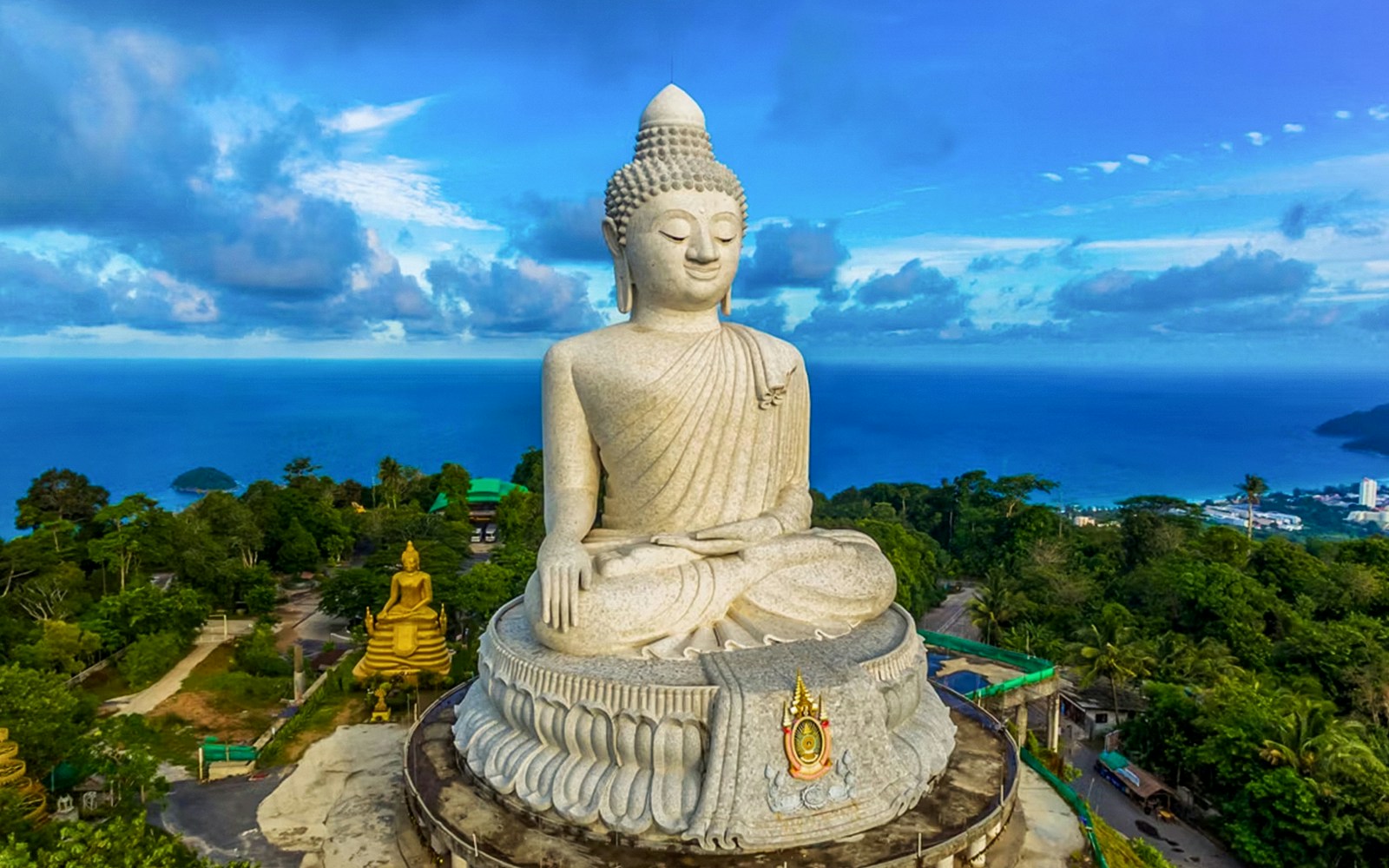 O navio de cruzeiro Anthem of the Seas atracou no porto de Penang durante o cruzeiro de 4 noites em Penang e Phuket da Royal Caribbean International