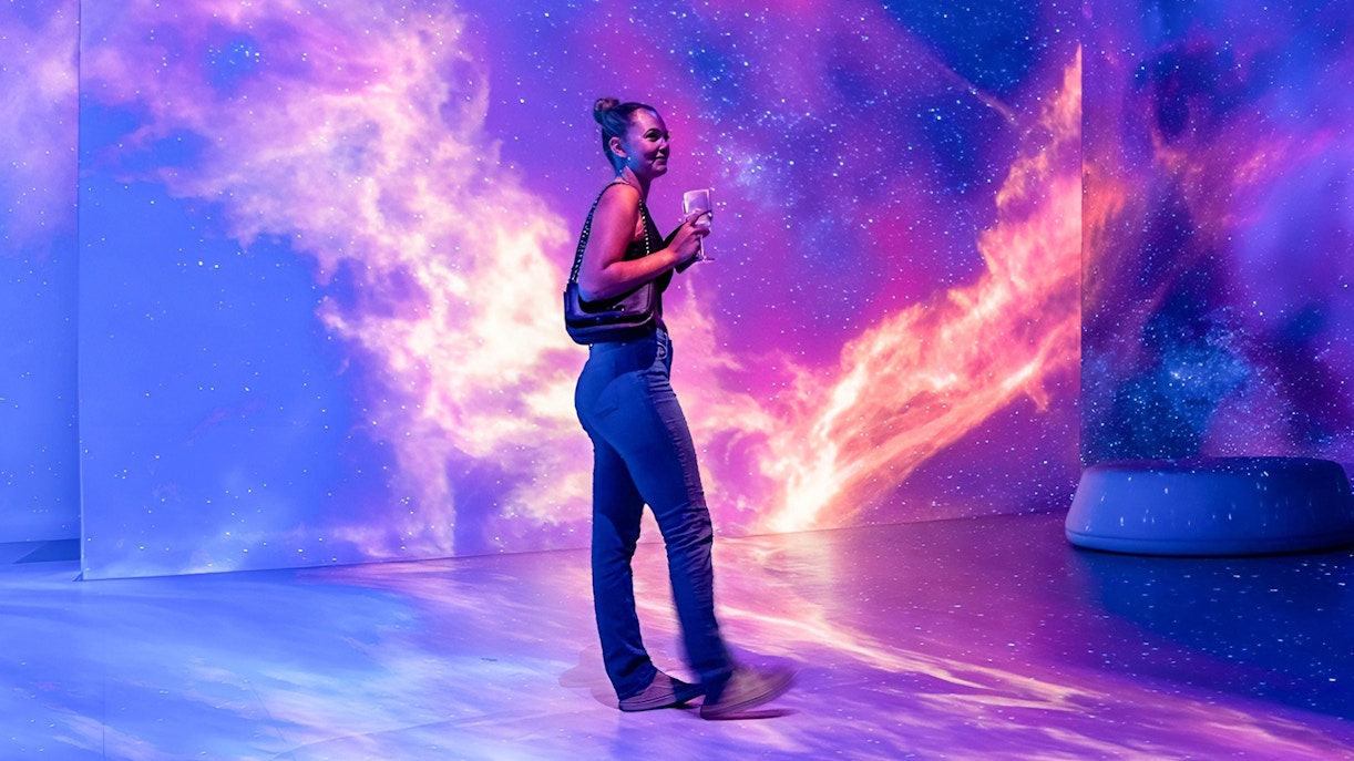 Visitor tips at Illuminarium