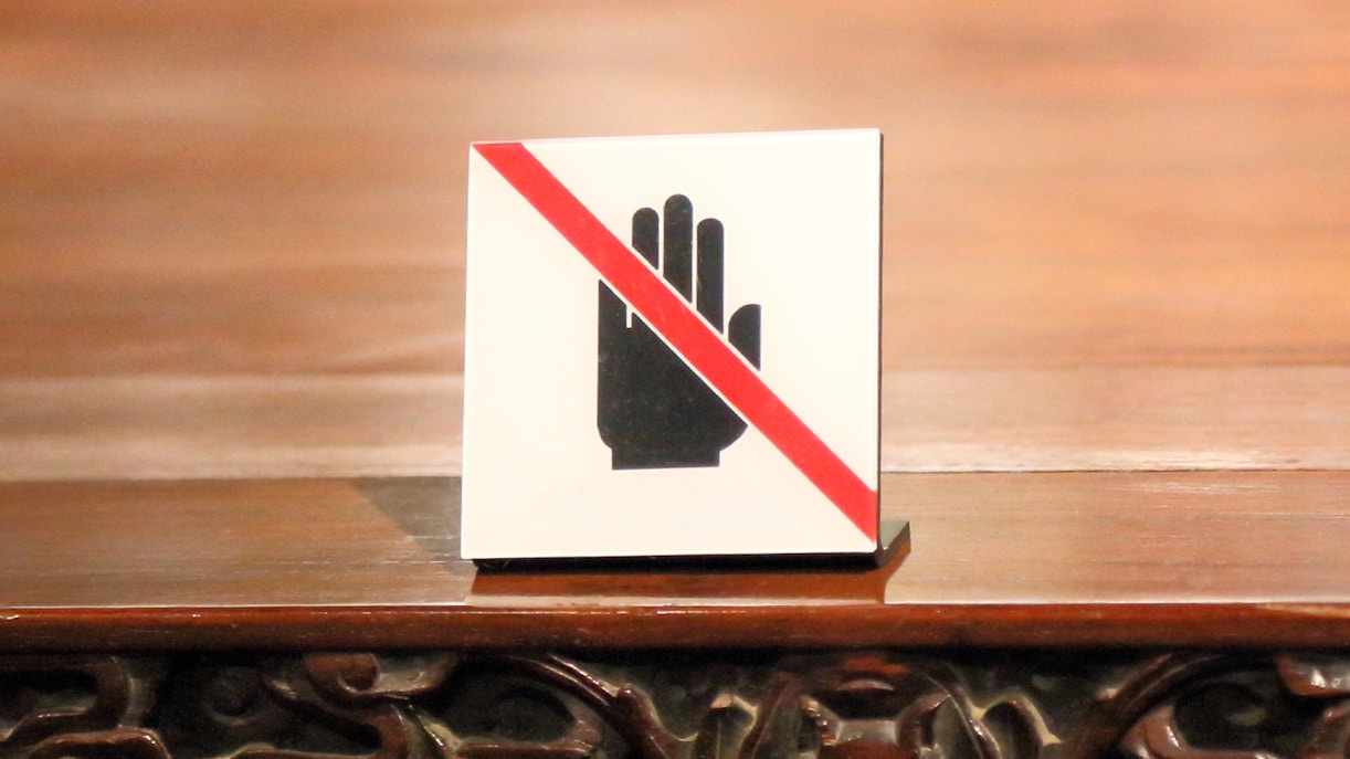 A 'Do Not Touch' sign at the Uffizi Gallery, one of the essential rules to preserve and respect the art on display.