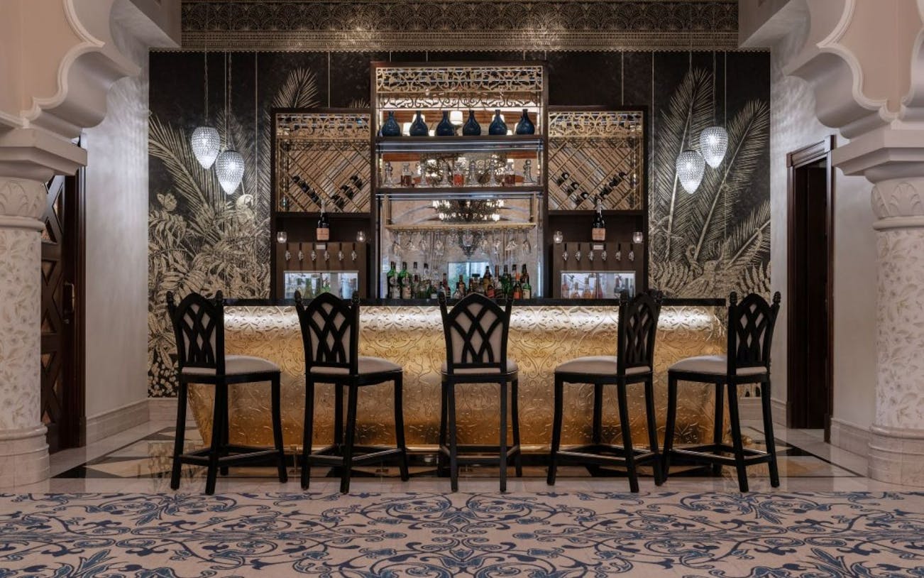 petit-déjeuner sous forme de buffet au rotisserie, proposant des plats du moyen-orient et d'europe-2