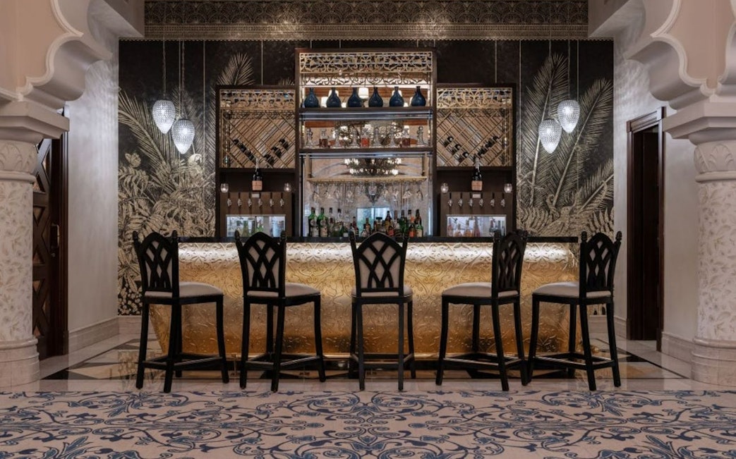 bufê de café da manhã no rotisserie, com pratos do oriente médio e da europa-2