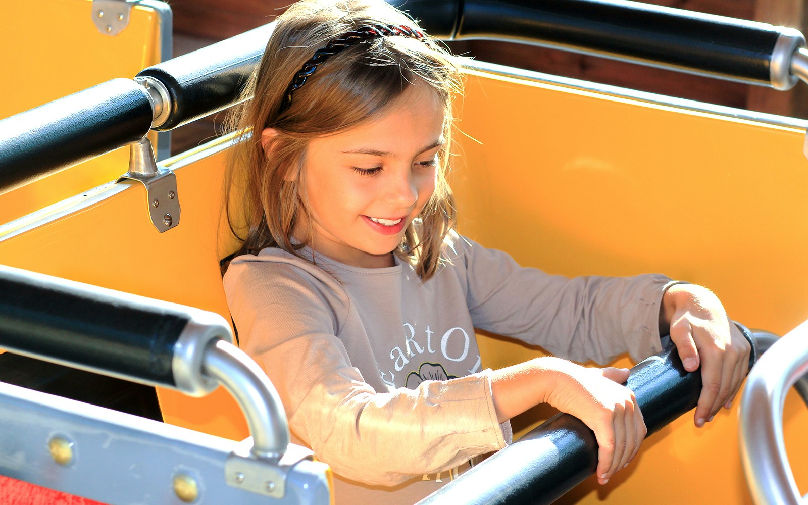 Parque Warner Madrid mine carts ride with scenic backdrop.
