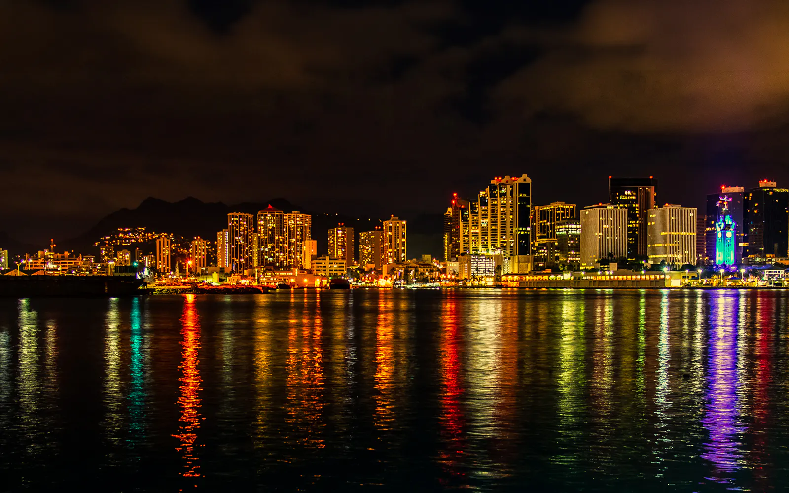 Panorama orașului Waikiki noaptea
