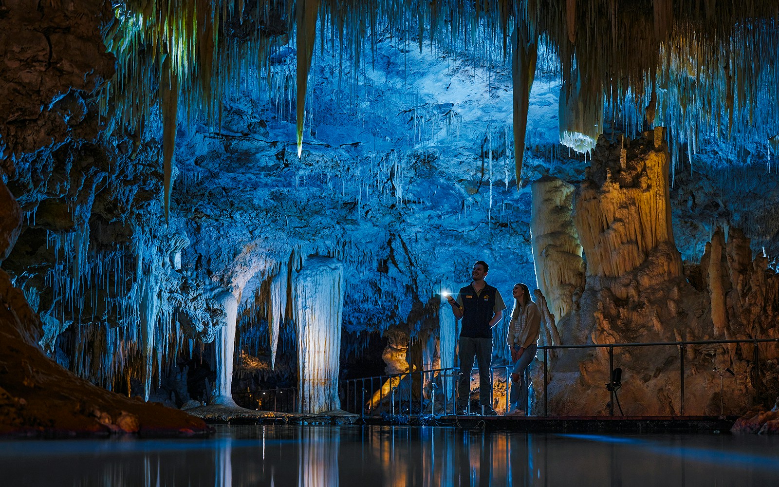 Reflective waterline shelf