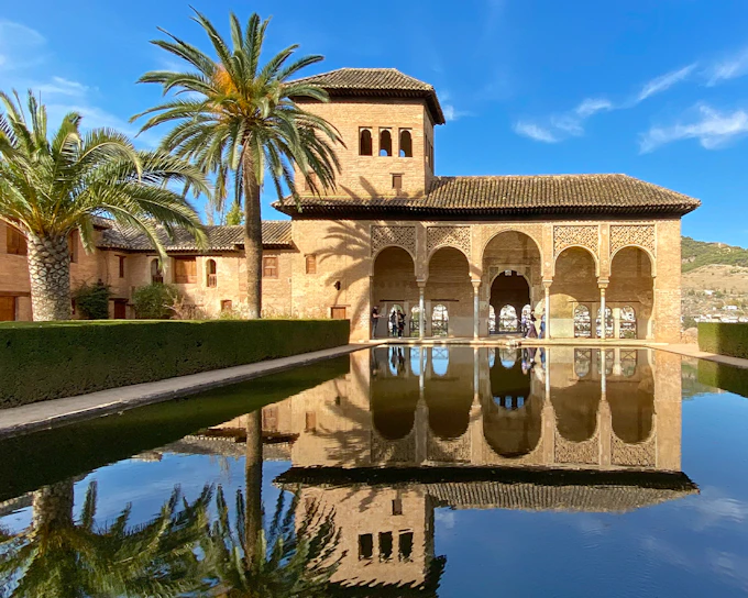 Alhambra & Nasrid Palaces Guided Tour without Entry Tickets