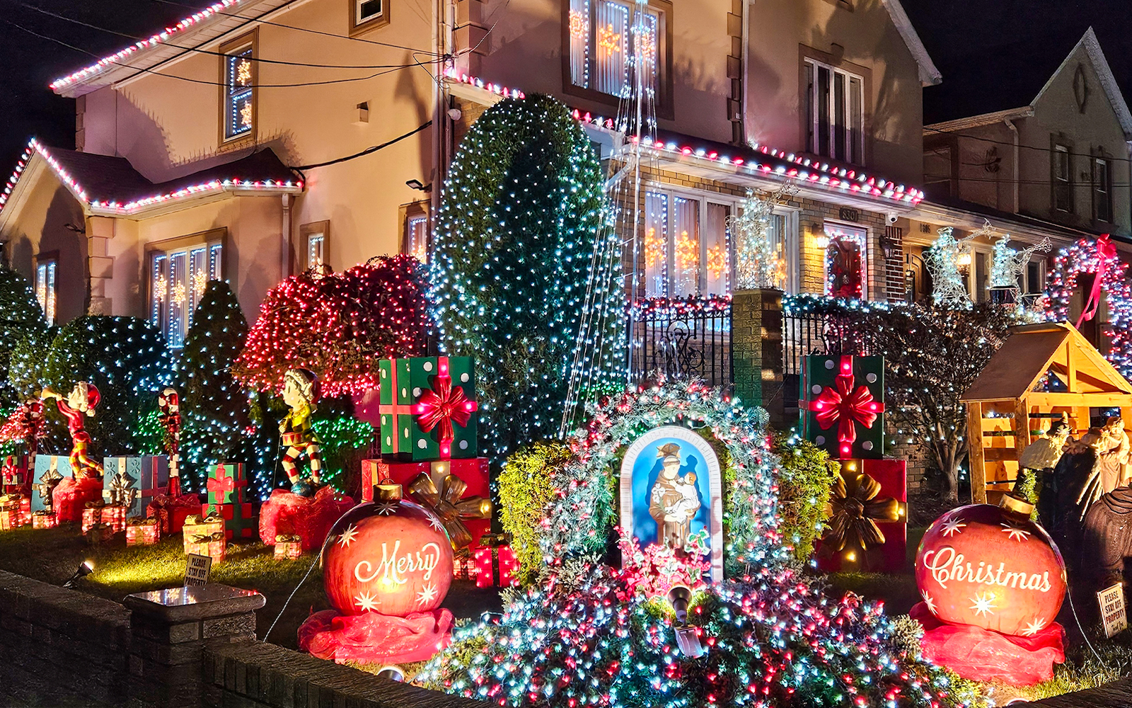 Christmas lights and decorations on a house in New York during a holiday bus tour.