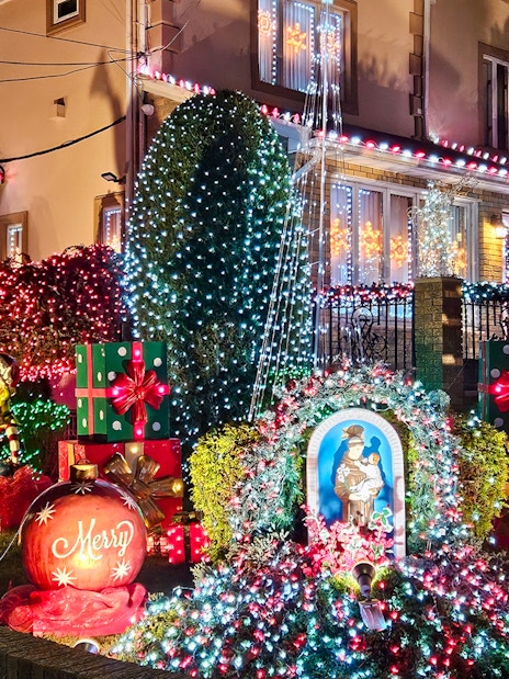 Christmas lights and decorations on a house in New York during a holiday bus tour.