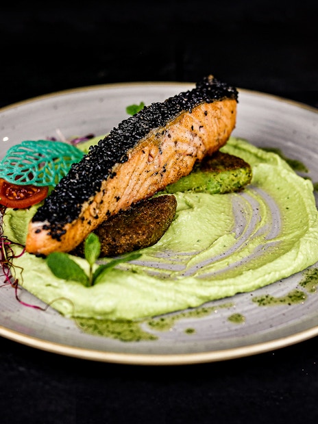 Black sesame crusted salmon with chili-mint pea purée on Budapest Dinner Cruise.