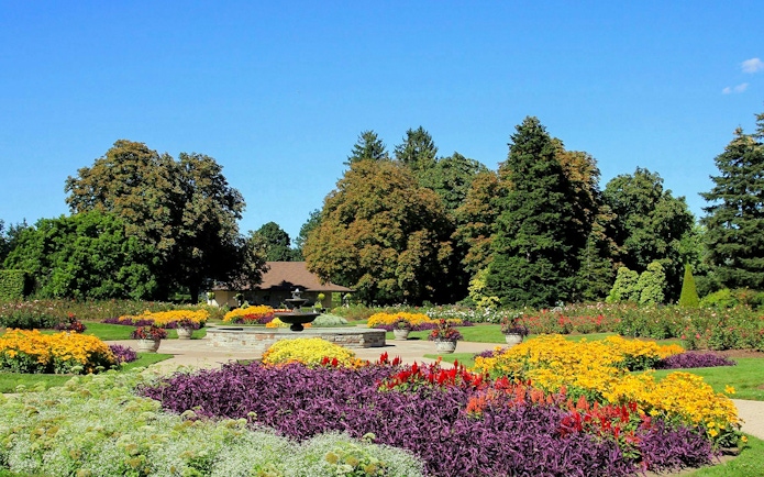 Botanical gardens with colorful flower beds and a central fountain near Niagara Falls.