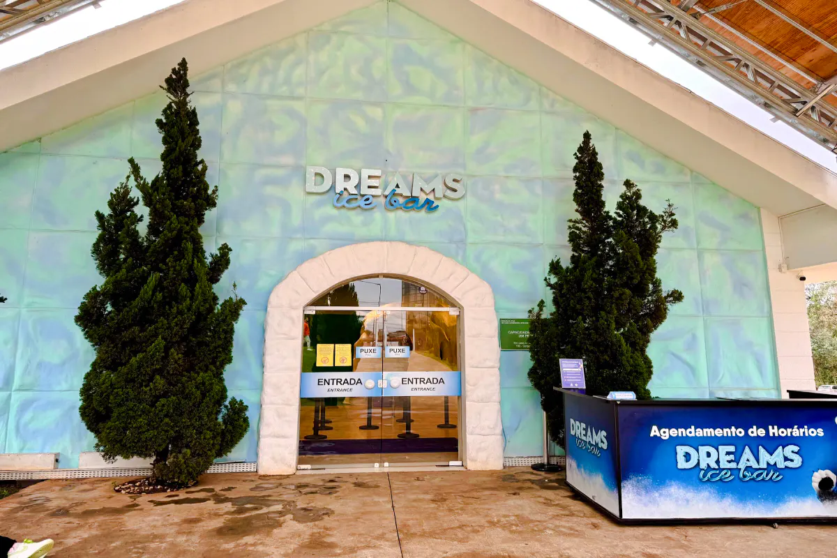 Entrance to Dreams Ice Bar in Foz do Iguaçu with ticket counter and signage.