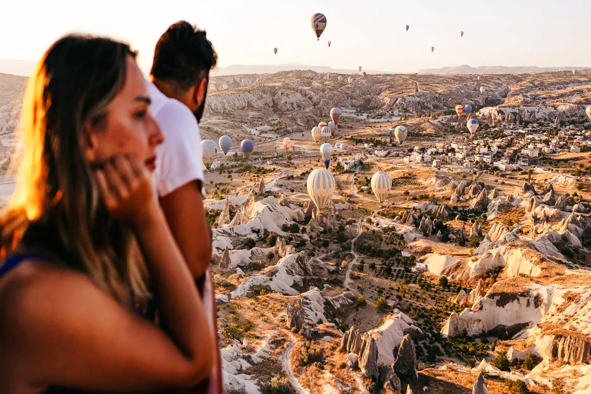 tour zur beobachtung des sonnenaufgangs bei einer heißluftballonfahrt in kappadokien mit hoteltransfers-1