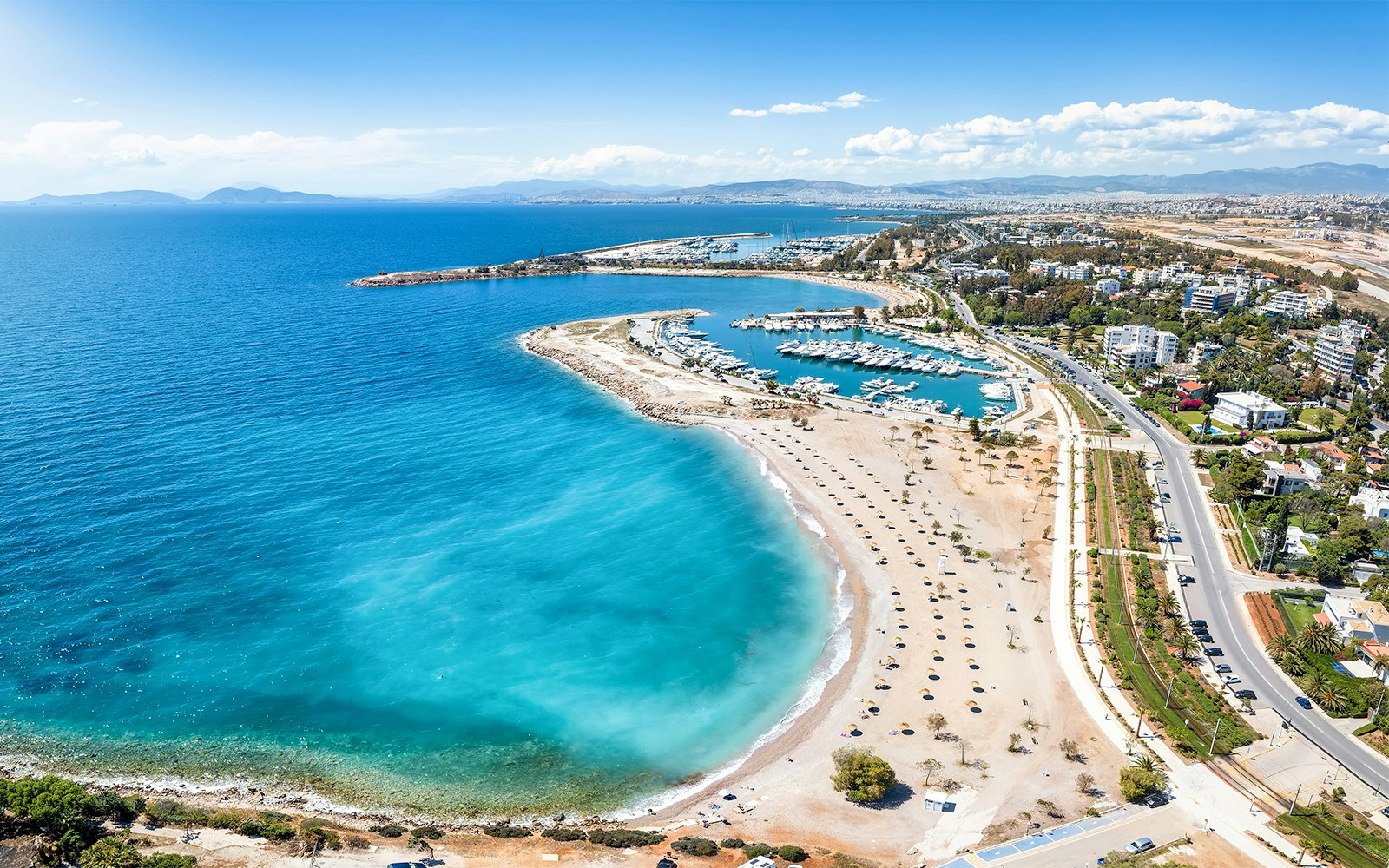 Vista de la playa de Glyfada desde el autobús turístico de Atenas.