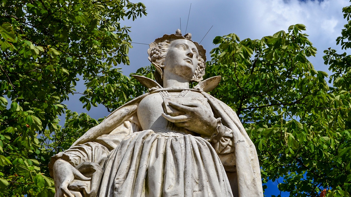 Statue of Mary Stuart, in Paris
