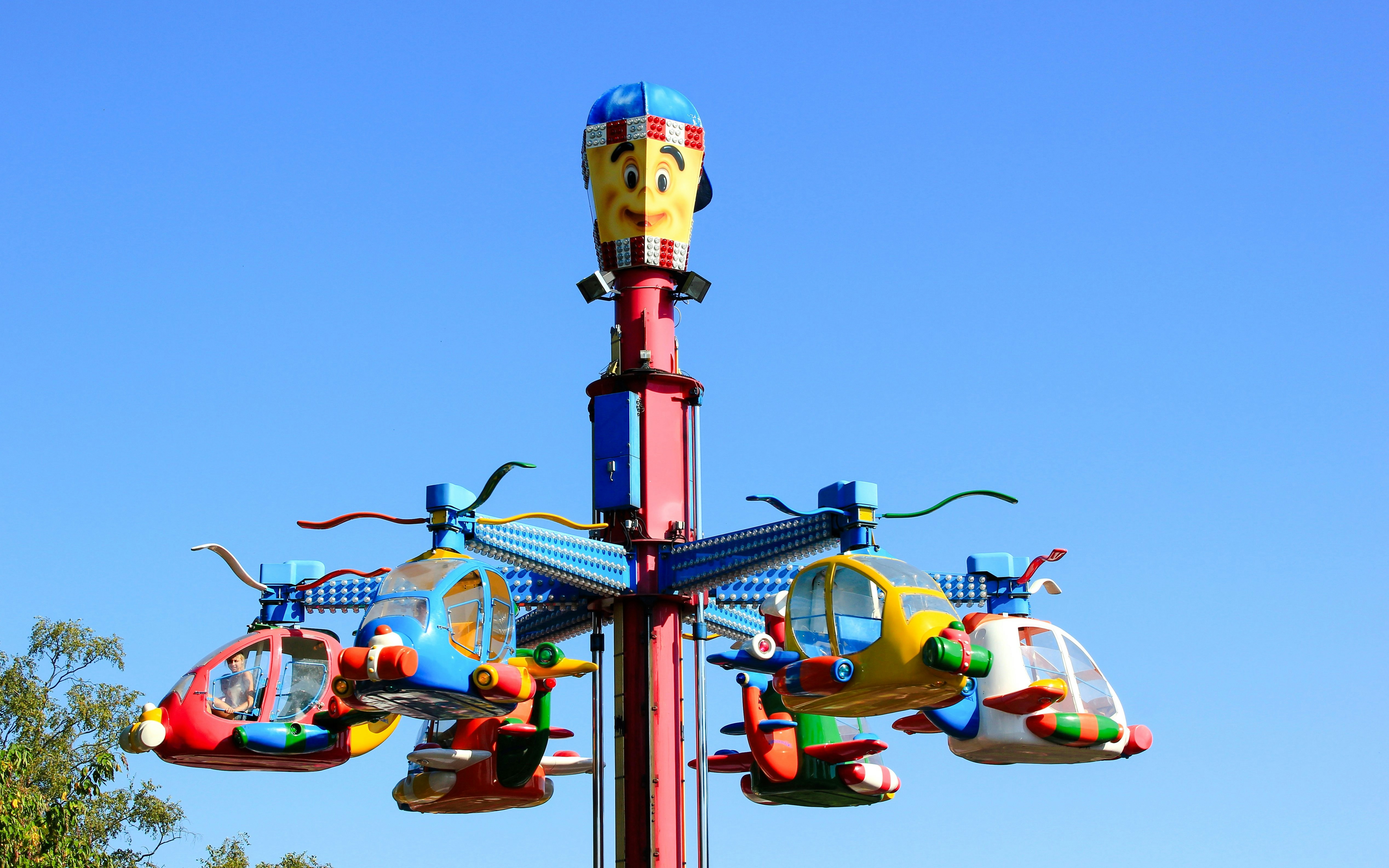 Passeio de helicóptero colorido no parque de diversões Linnanmäki, em Helsinque.