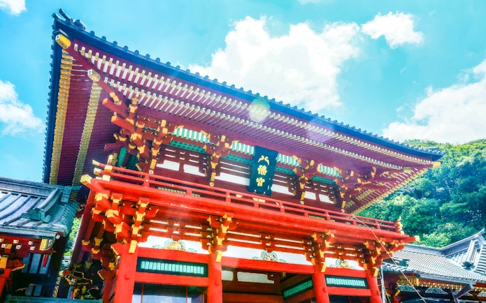 Kamakura Tsurugaoka Hachimangu Shrine entrance on a sunny day.
