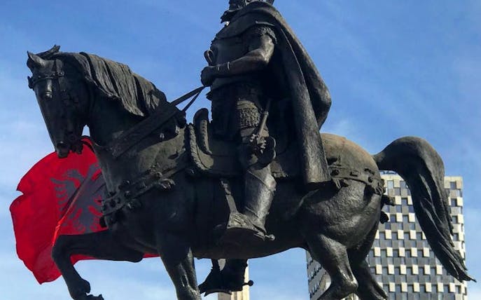guidede vandreturer i tirana med fokus på gatemat og landemerker – 6 retter, 1 dessert, dhalle og vann-1