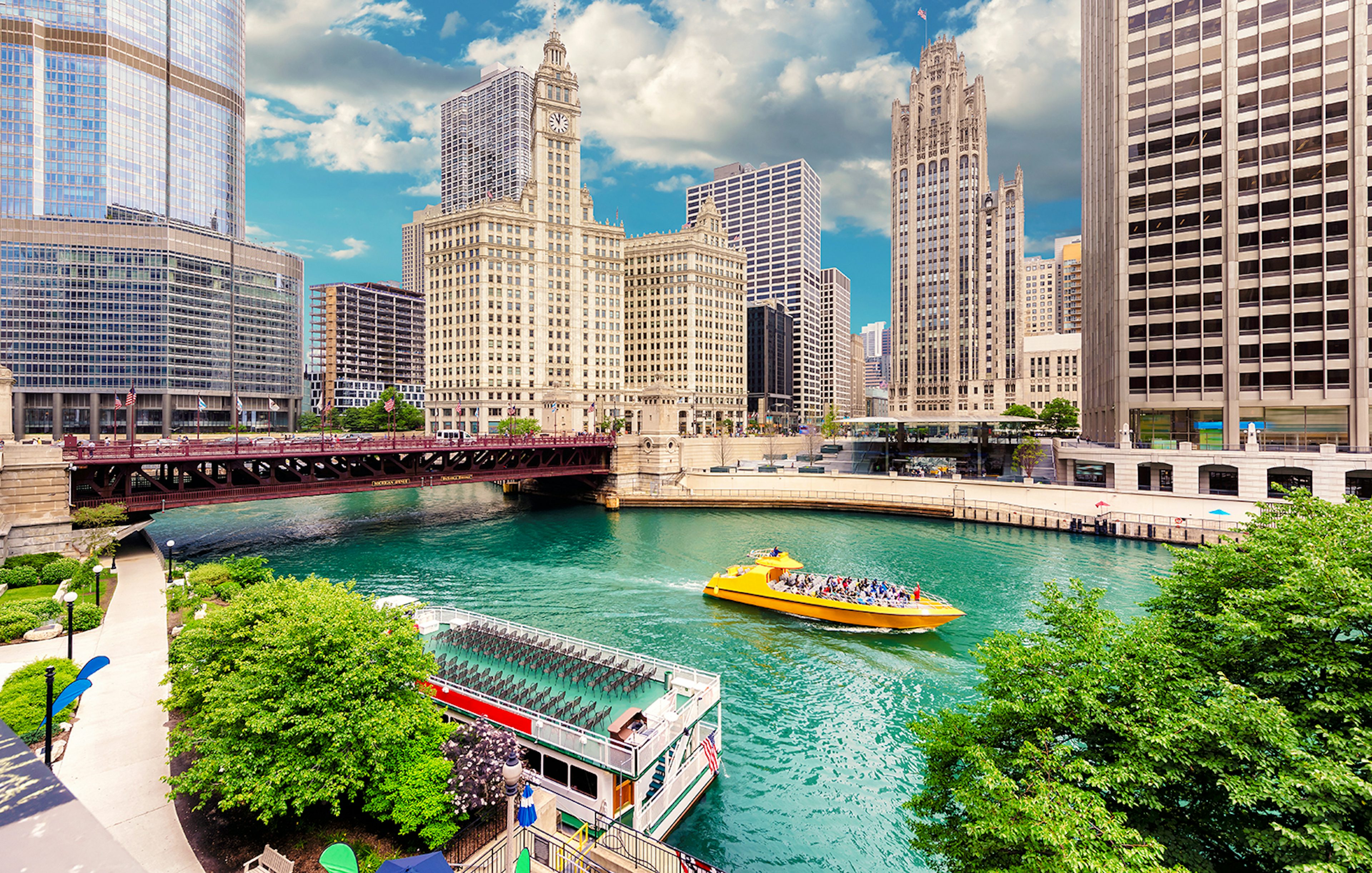 Chicago River with tour boats and bridges in downtown Chicago.