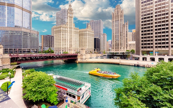 Chicago River with tour boats and bridges in downtown Chicago.
