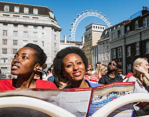 Visitantes disfrutando del pase en autobús turístico Big Bus de Londres, de 1/2/3 días con un crucero por el Támesis y un recorrido a pie, pasando por lugares emblemáticos de Londres.