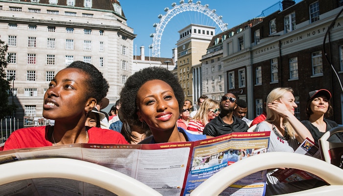 Des touristes profitent de l'excursion BigBus Londres 1/2/3 jours avec une croisière sur la Tamise et une visite à pied, en passant par les sites emblématiques de Londres.
