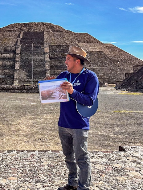 Tour guide at Teotihuacan Pyramid, Mexico, explaining site details.