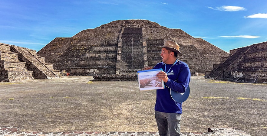 Tour guide at Teotihuacan Pyramid, Mexico, explaining site details.