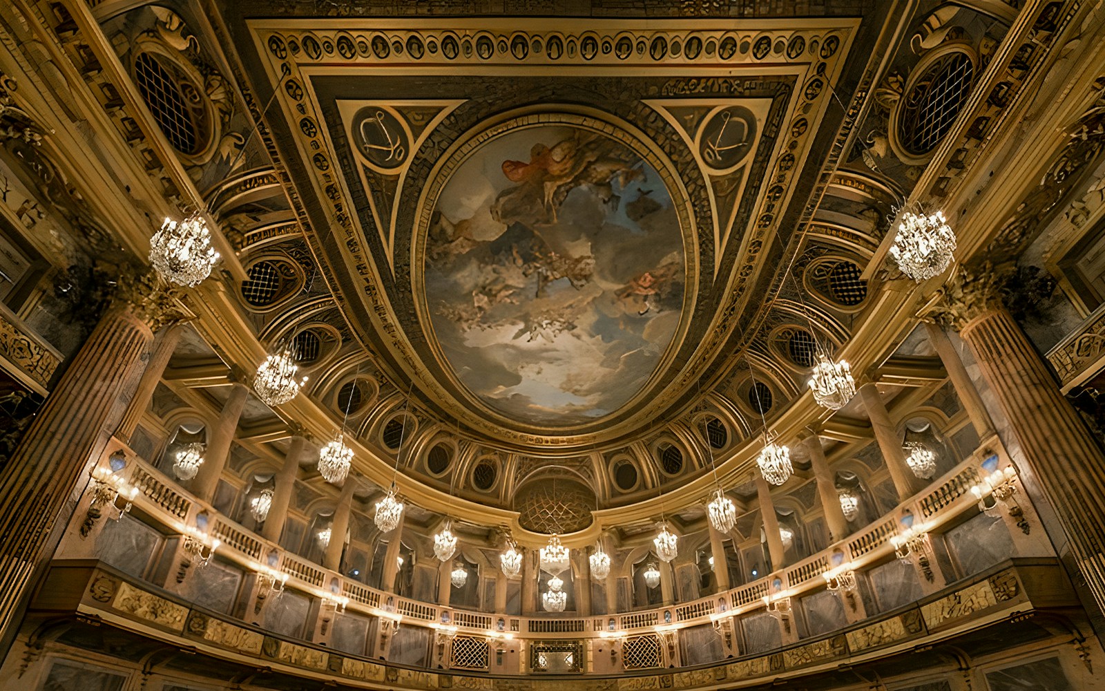 Ein luxuriöser Raum im Schloss Versailles mit Marmorsäulen, Kronleuchtern und dekorativen Wandgemälden