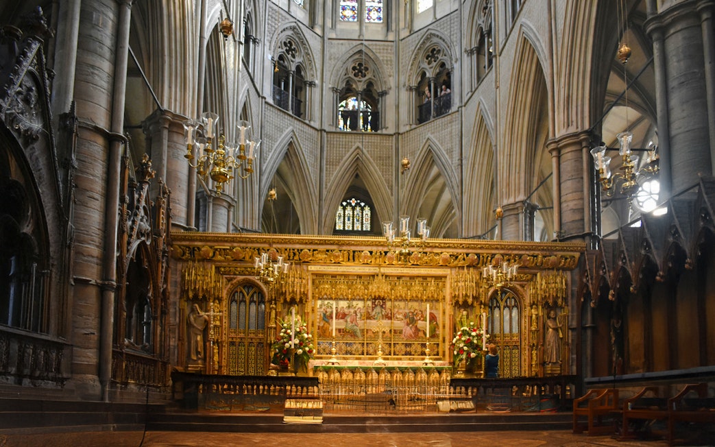 Interiors of Westminster Abbey with ornate altar and vaulted ceilings.