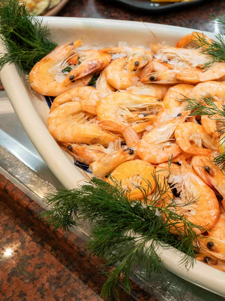 Shrimp platter garnished with dill at Tablao Cordobes.