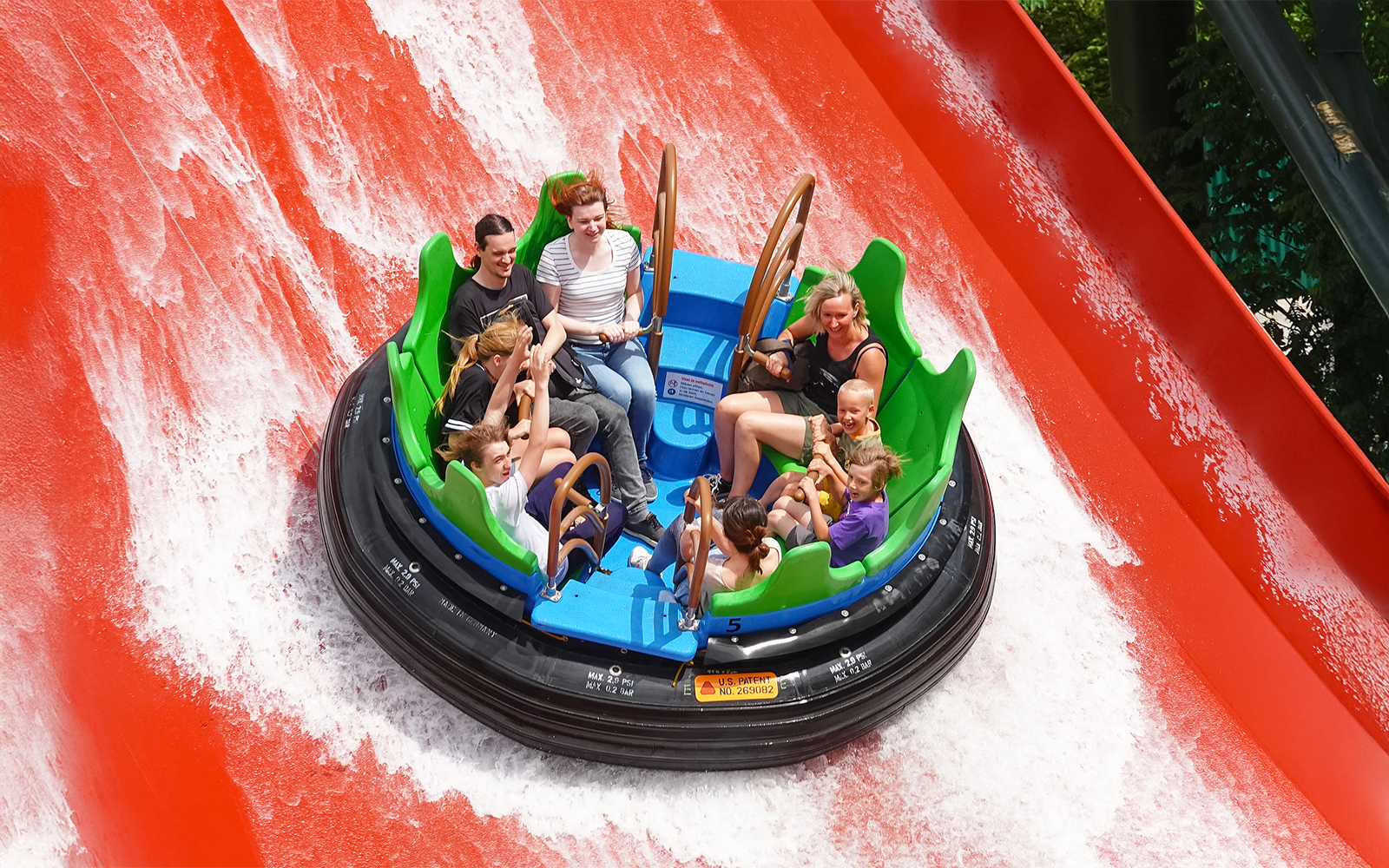 Touristes sur le manège Amazonia au parc Bellewaerde, en Belgique, pour vivre une aventure aquatique palpitante.