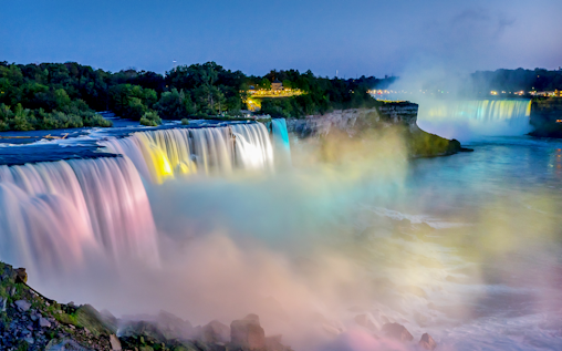 Tour turístico semiprivado diurno y nocturno de las cataratas del Niágara (Canadá) con crucero y cena