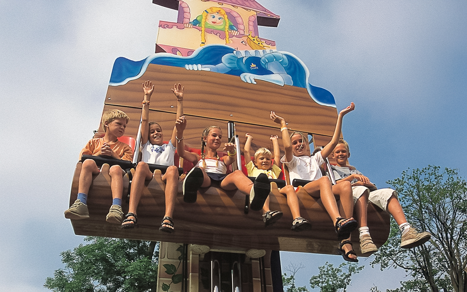 Manège sur le thème des grenouilles au parc Bellewaerde avec des enfants qui profitent de l'attraction.