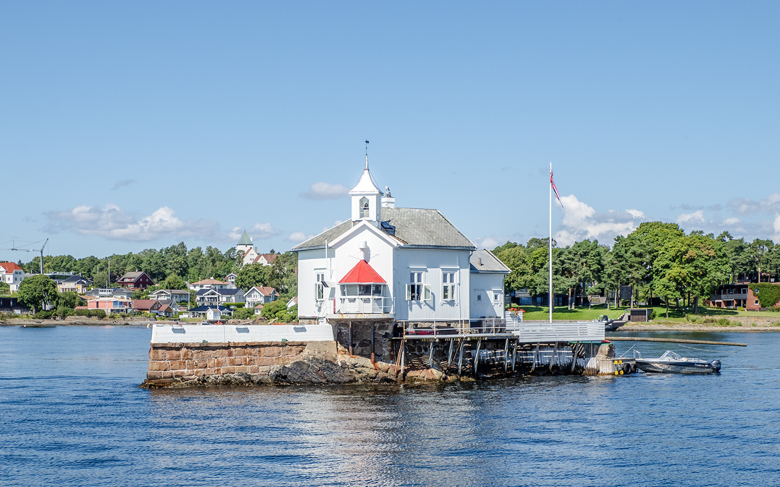 Dyna Lighthouse on a small island south of Bygdøy, surrounded by water and greenery.