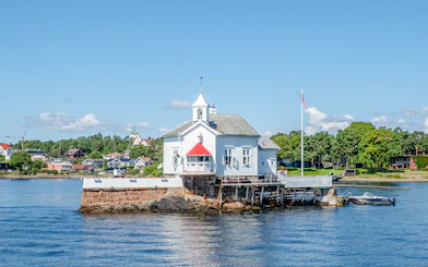 Dyna Lighthouse on a small island south of Bygdøy, surrounded by water and greenery.