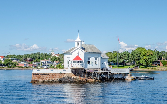 Dyna Lighthouse on a small island south of Bygdøy, surrounded by water and greenery.